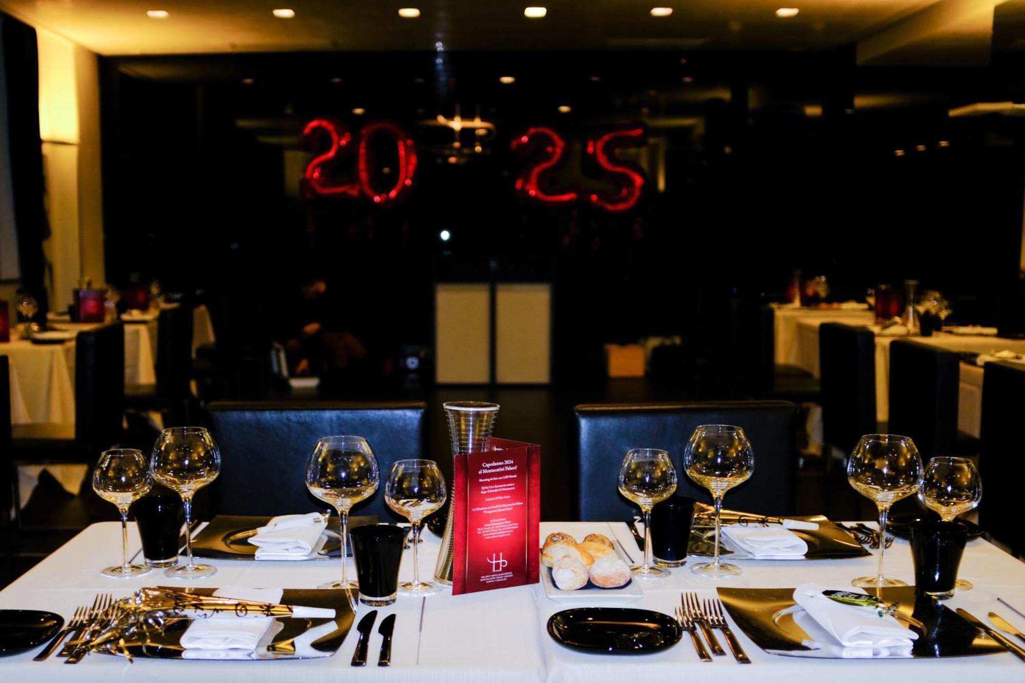 فندق مونتيكاتيني بالاس مونتيكاتيني تيرمي المظهر الخارجي الصورة Restaurant 20.25